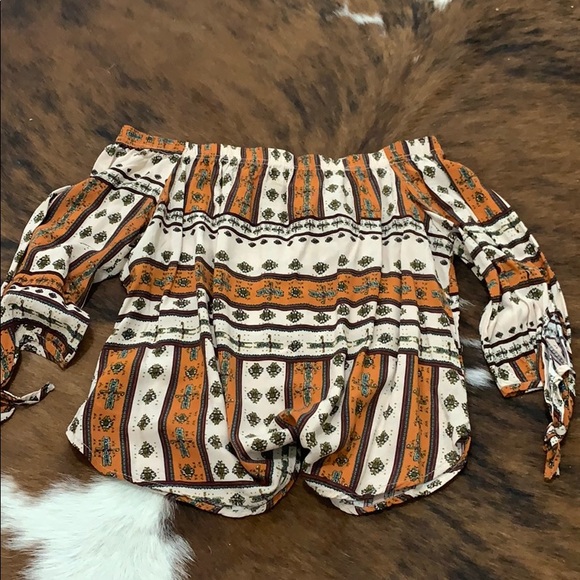 Tops - Super cute off-shoulder blouse